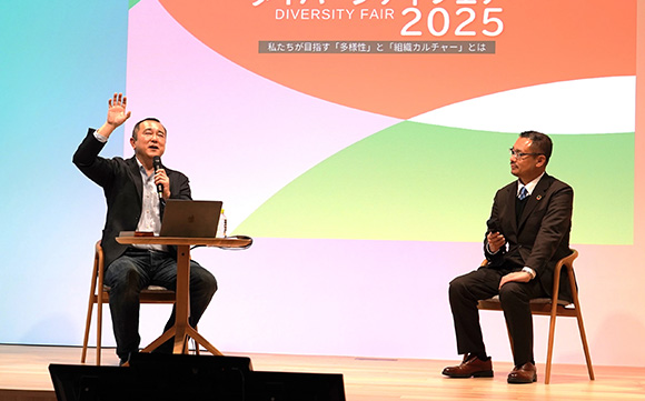 ステージで質問に答えている佐藤将之氏