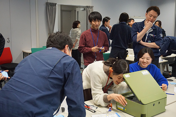 プリンターを囲んでワークショップに参加している人たち