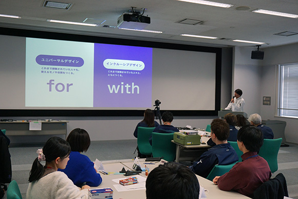 資料を見ながら話を聞く複数の人たち