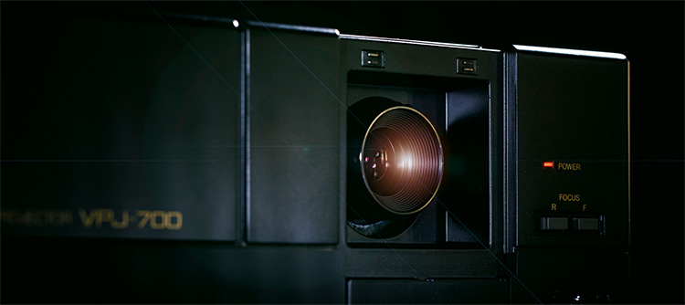 小型フルカラー液晶ビデオプロジェクター「VPJ-700」の誕生。